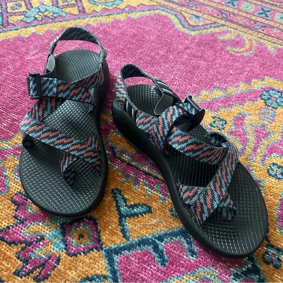 Chaco Blue and Red Z2 Cloud Toe Loop Strap Hiking Outdoor Sandals Size 7 - Picture 1 of 6